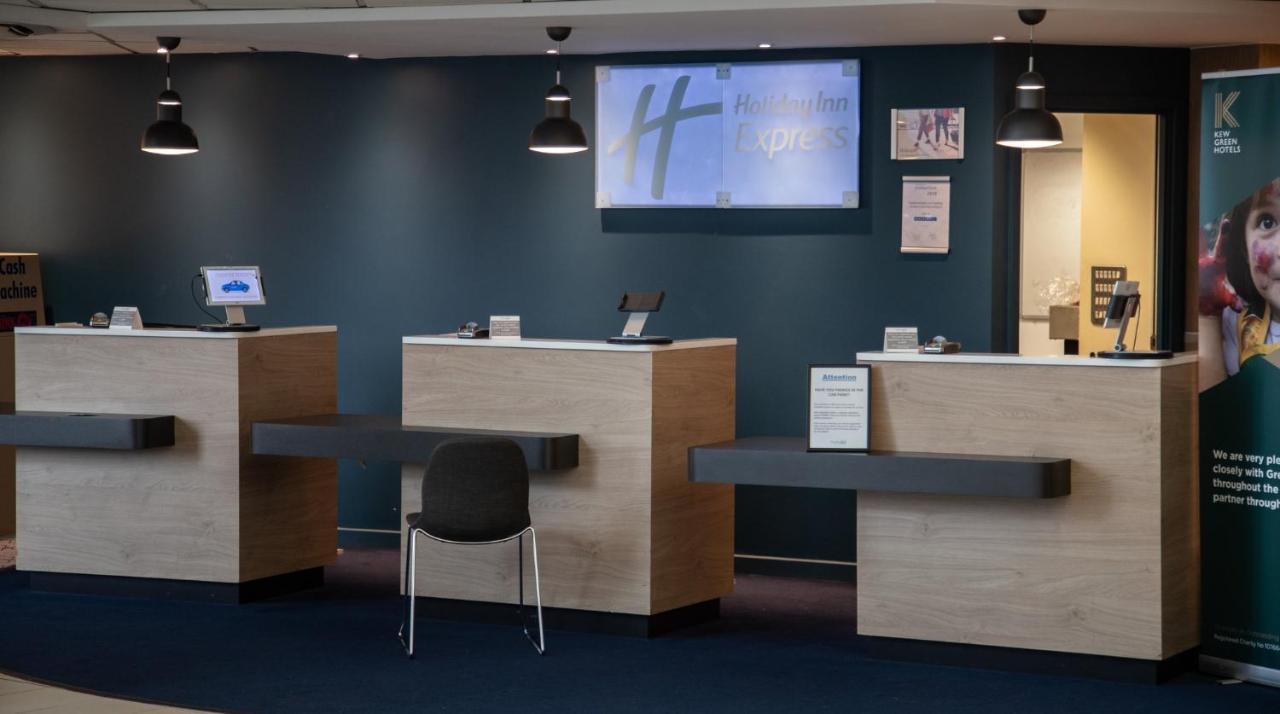 Holiday Inn Express London Stansted Airport By Ihg Stansted Mountfitchet Exterior foto